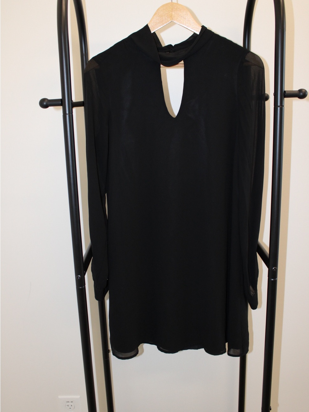 Women's Black Long-Sleeve Keyhole Tunic Top